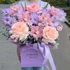 Французские розы, розовые орхидеи, лавандовые гладиолусы в коробке