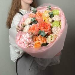 Букет из пионовидных роз, гортензии, кустовых роз, эустомы и диантусов фото №4