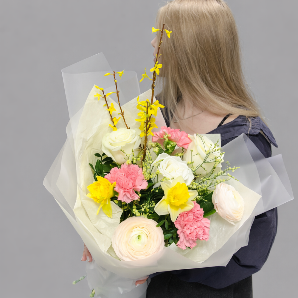 Букет из белых роз, ранункулюсов, нарциссов и веточек форзиции - РИМСКАЯ РОЗА фото №1