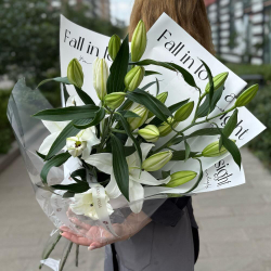 Букет из 3 лилий в дизайнерской упаковке - РИМСКАЯ РОЗА фото №3