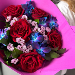 Букет из красных роз, синих орхидей и сантини в розовой упаковке