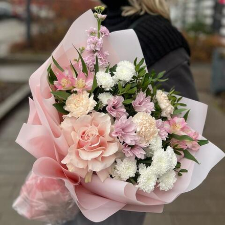 Букет из хризантем, французской розы, альстромерий и маттиолы