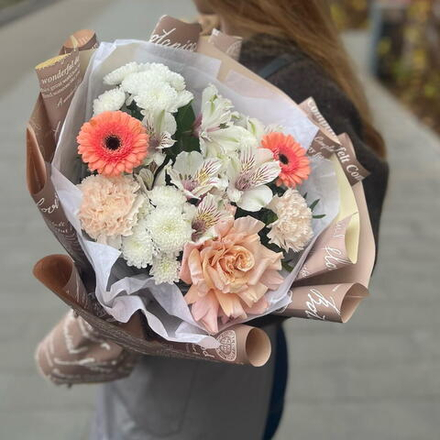 Букет из хризантем, гербер, роз и альстромерии в шоколадной упаковке