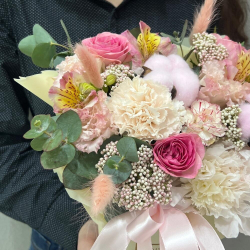 Коробка с цветами из кустовой розы, хлопка, диантуса и альстромерии