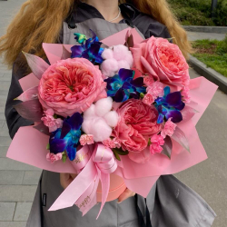 Композиция из пионовидной розы, орхидеи и хлопка в коробке фото №3