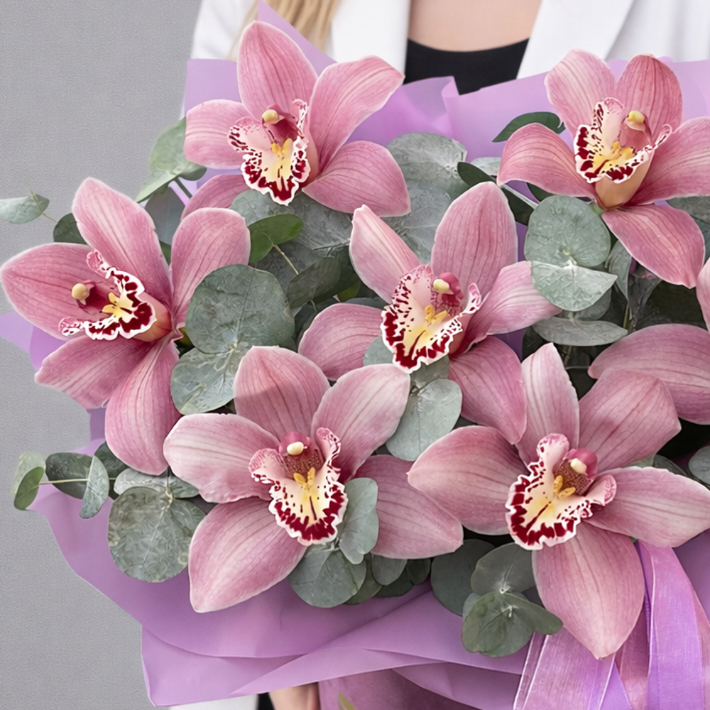 Композиция из фиолетовых орхидей в коробке - РИМСКАЯ РОЗА фото №3