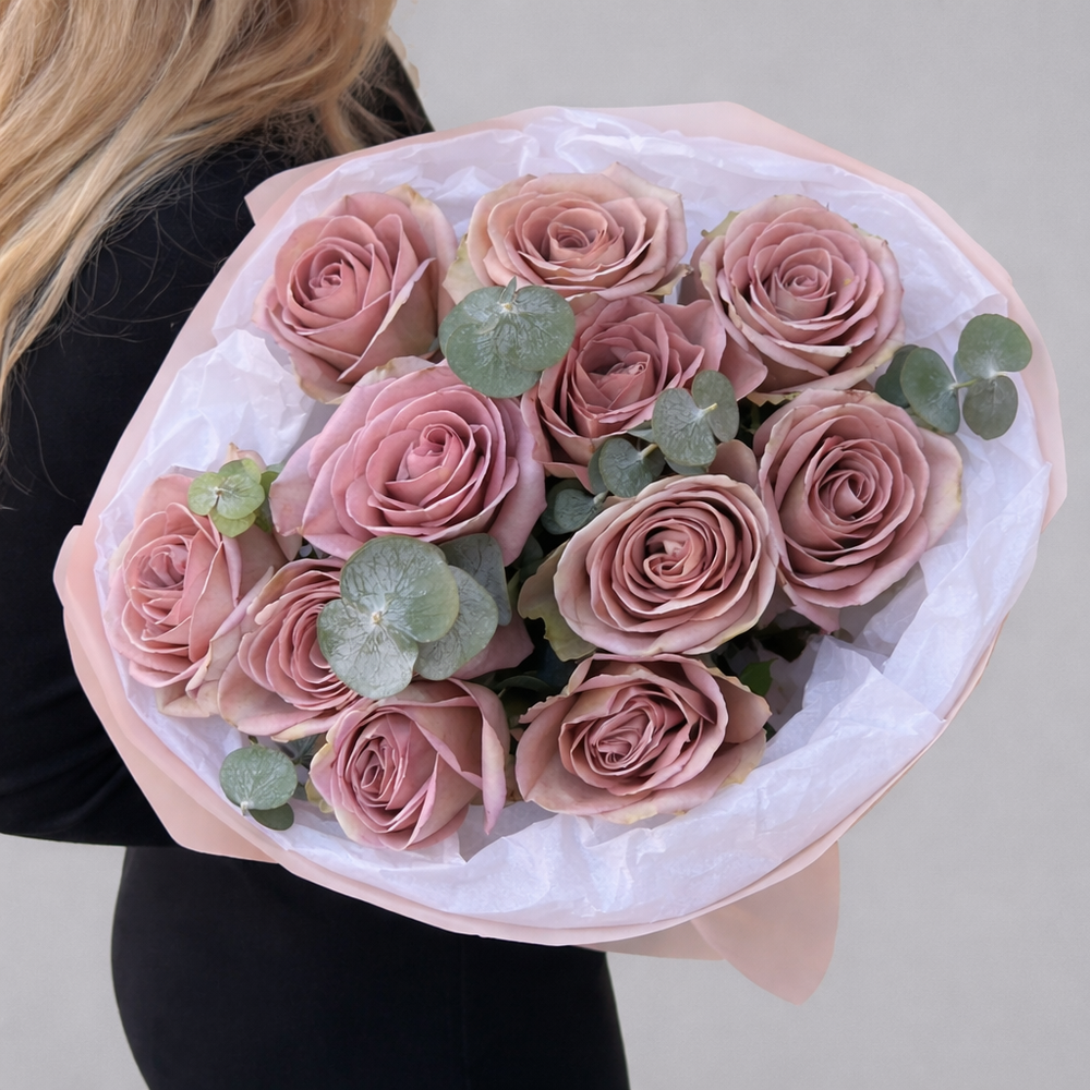 Букет из эквадорских роз Amnesia с эвкалиптом в дизайнерской упаковке - РИМСКАЯ РОЗА фото №5