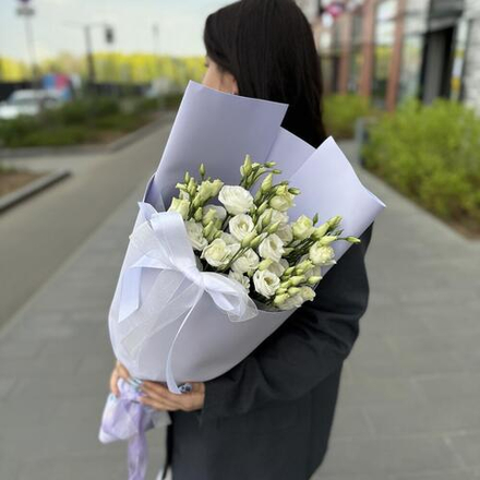 Букет из белой эустомы нежной упаковке