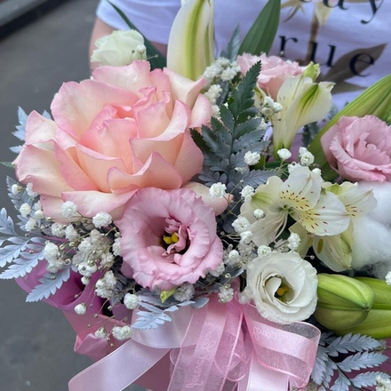 Розы с лилиями и эустомой в коробке