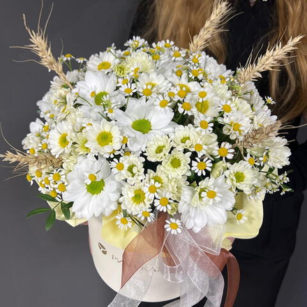 Композиция в коробке с ромашками, хризантемой и колосьями