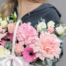 Композиция с розами, герберами, эустомой и гвоздиками в корзине - РИМСКАЯ РОЗА фото №4