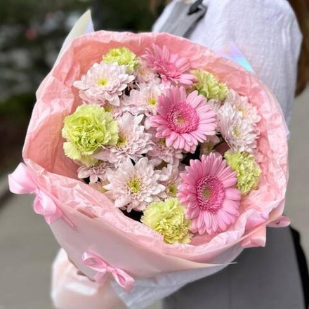 Букет из гермини, кустовой хризантемы и диантусов в нежной упаковке