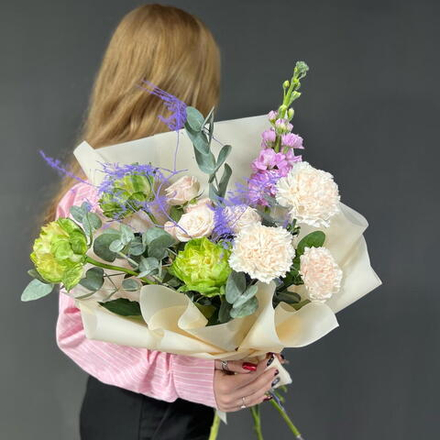 Букет из кремовых диантусов, маттиолы, кустовой розы и розы Veggie (Вегге)