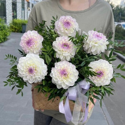 Корзина с георгинами и фисташкой