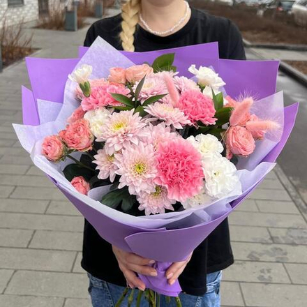 Букет из хризантем, кустовых роз и диантусов в фиолетовой упаковке