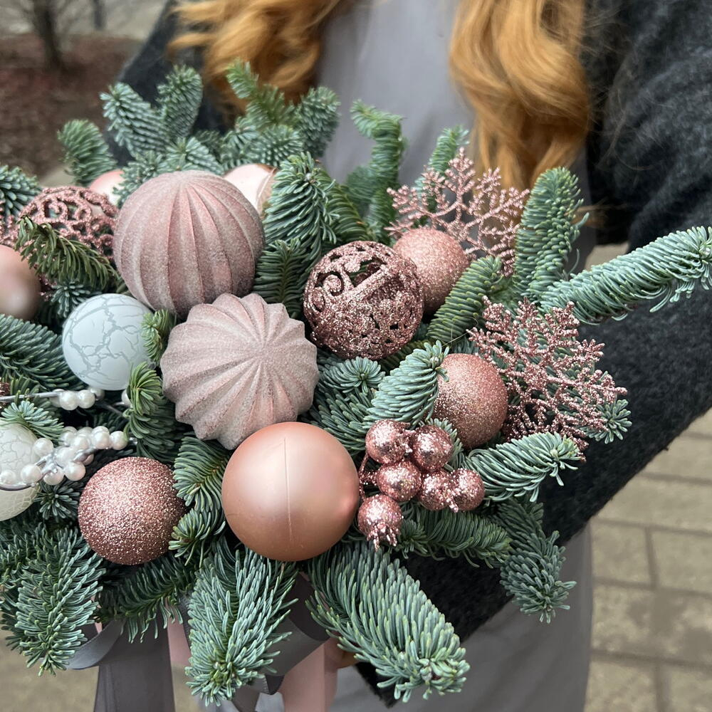Композиция из лапника с новогодним декором - РИМСКАЯ РОЗА фото №2