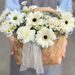 Корзина с ромашками, белыми герберами и ромашковой хризантемой - РИМСКАЯ РОЗА фото №3