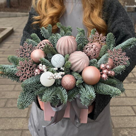 Композиция из лапника с новогодним декором