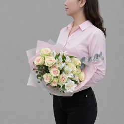 Букет из кустовых роз, альстромерий и веточек эвкалипта