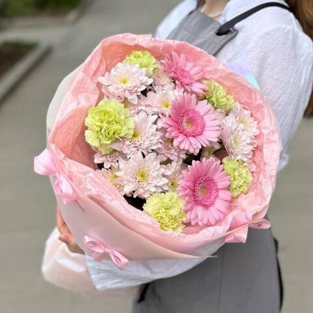 Букет из гермини, кустовой хризантемы и диантусов в нежной упаковке