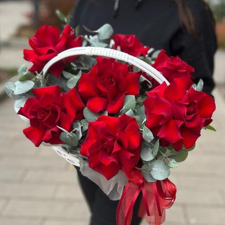 Композиция из красных французских роз с эвкалиптом в корзине