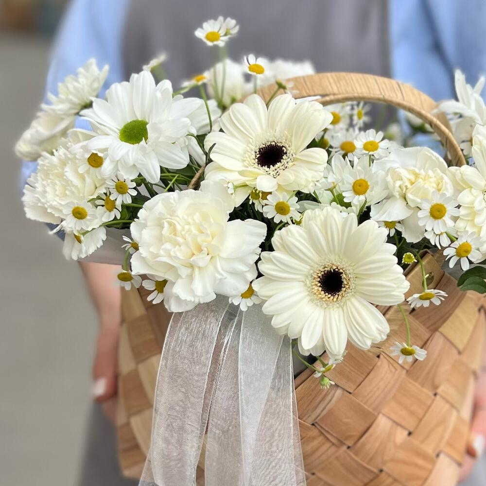 Корзина с ромашками, белыми герберами и ромашковой хризантемой - РИМСКАЯ РОЗА фото №5