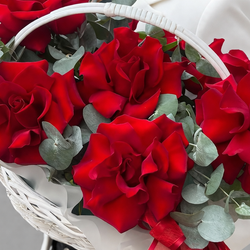 Композиция из красных французских роз с эвкалиптом в корзине - РИМСКАЯ РОЗА фото №5