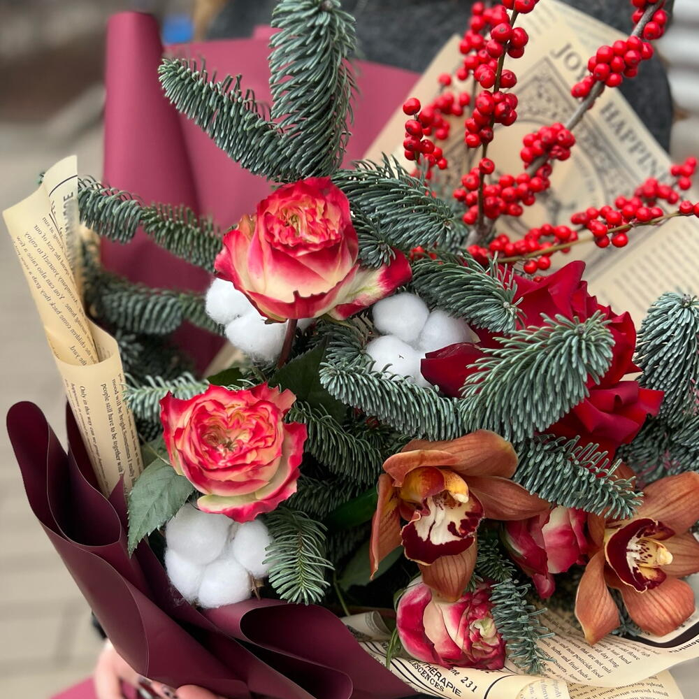 Букет из лапника, орхидей и роз с ягодами илекса - РИМСКАЯ РОЗА фото №5