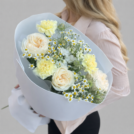 Букет с ромашками, пионовидными розами и диантусами