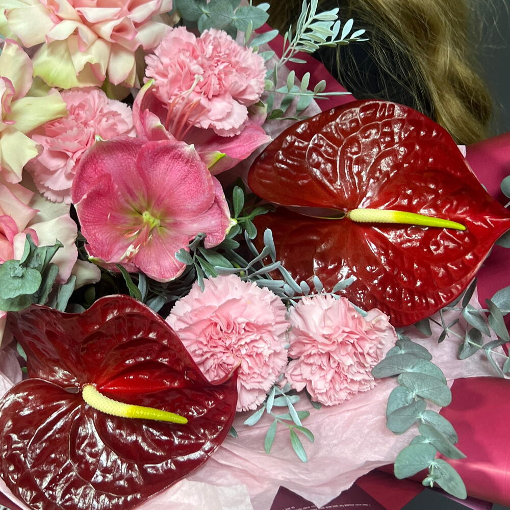 Большой букет с французскими розами, антуриумом, амариллисом и диантусами