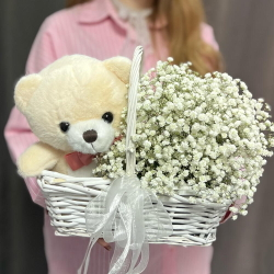 Композиция из белой гипсофилы и мягкой игрушки Мишка в корзине - РИМСКАЯ РОЗА фото №2