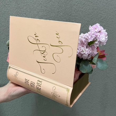 Пион, хлопок, маттиола и белая Роза в коробке в виде книги