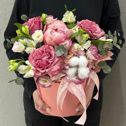 Пионовидные розы с пионом и хлопком