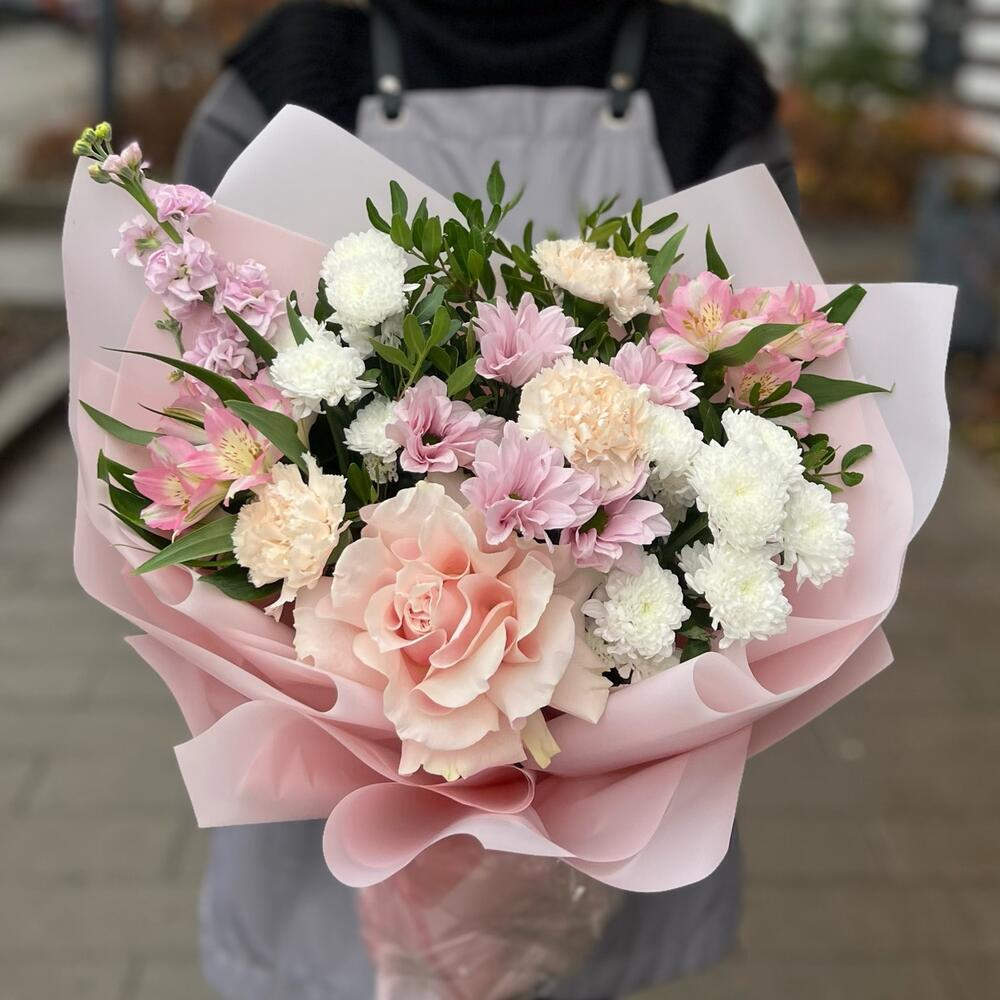 Букет из хризантем, французской розы, альстромерий и маттиолы - РИМСКАЯ РОЗА фото №3