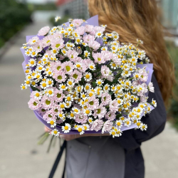 Букет из ромашек и кустовых хризантем - РИМСКАЯ РОЗА фото №2