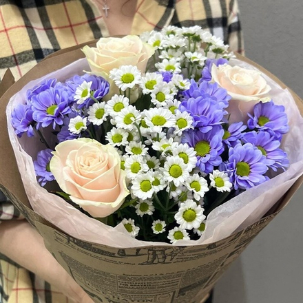 Букет из роз и хризантем в крафте