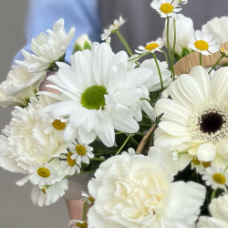 Корзина с ромашками, белыми герберами и ромашковой хризантемой - РИМСКАЯ РОЗА фото №6