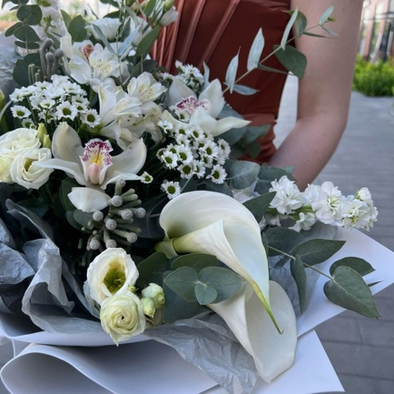 Букет с белыми каллами, орхидеями, эустомой и эвкалиптом
