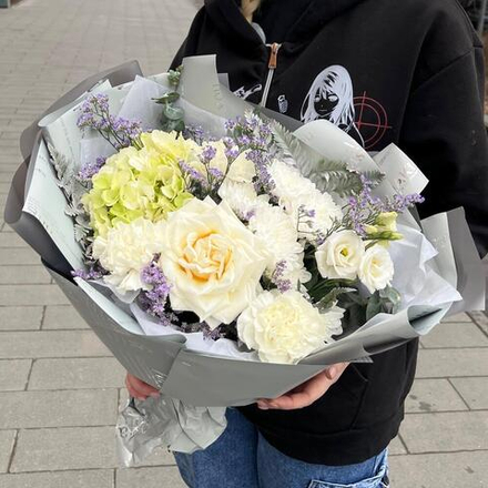Букет из пионовидной розы, гортензии и хризантем в серебристой упаковке