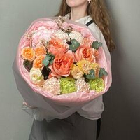 Букет из пионовидных роз, гортензии, кустовых роз, эустомы и диантусов