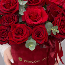 Композиция из алых роз с эвкалиптом в красной коробке - РИМСКАЯ РОЗА фото №4