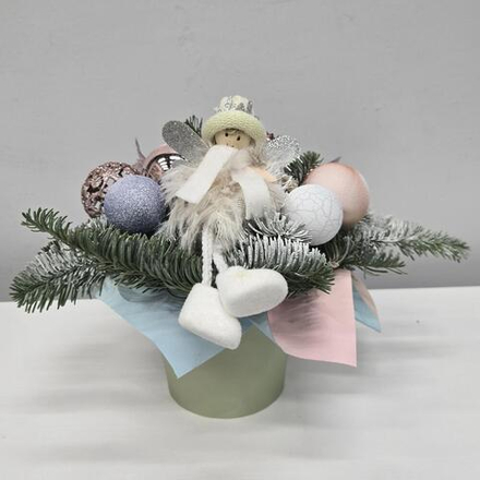 Цветы в коробке, с нобилисом и ёлочными игрушками