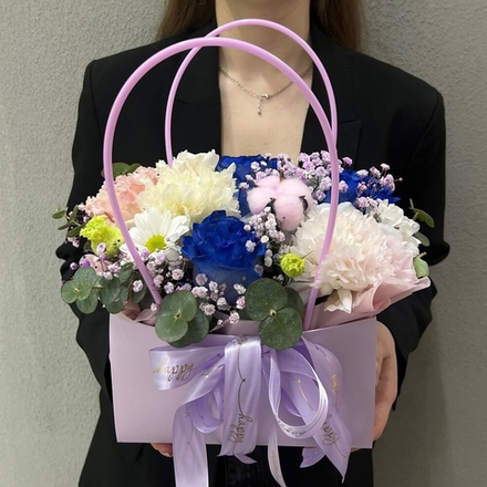 Синие розы с пионом и гипсофилой в сумочке