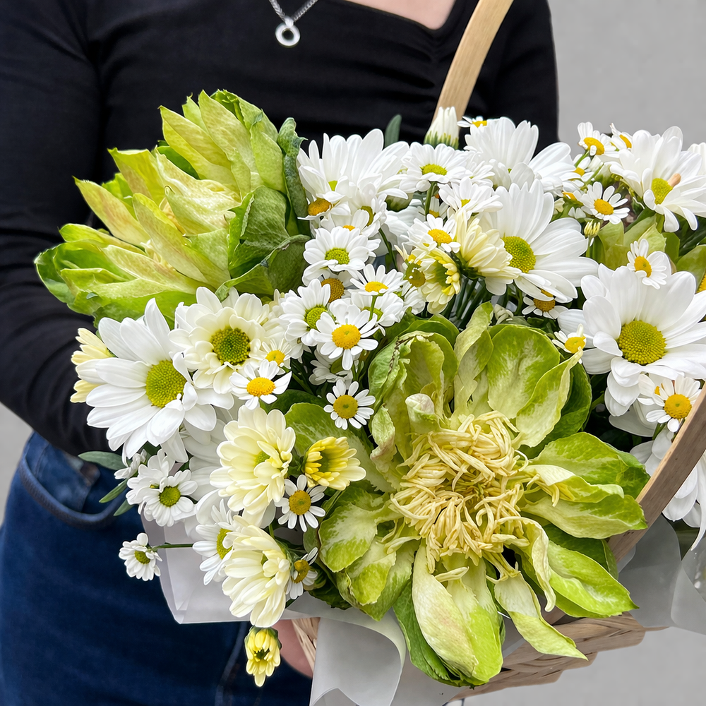 Композиция в корзине с ромашками, розами veggie и ромашковой хризантемой - РИМСКАЯ РОЗА фото №4