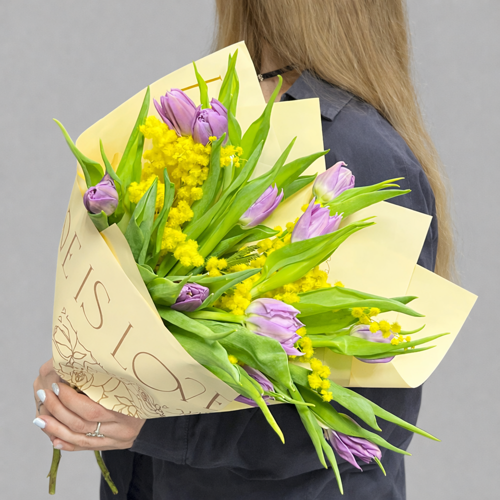 Букет из пионовидных тюльпанов и мимозы - РИМСКАЯ РОЗА фото №3