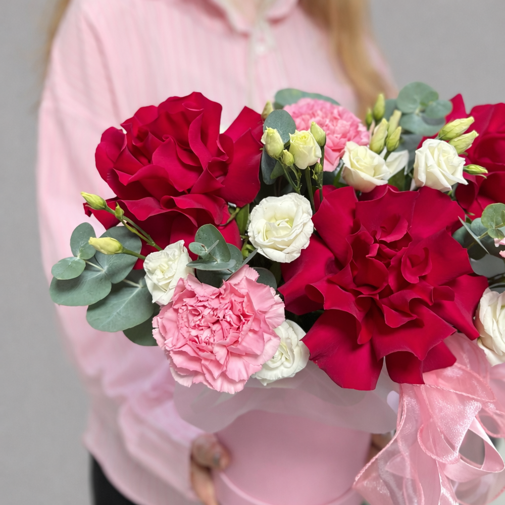 Французские розы в коробке с эустомой и диантусами - РИМСКАЯ РОЗА фото №4