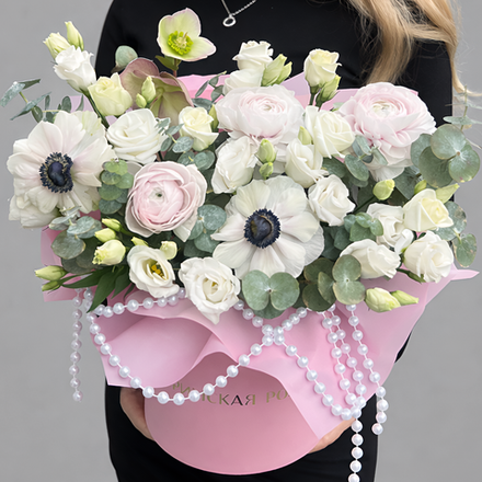 Композиция с эустомой, анемонами, ранункулюсами и эвкалиптом в розовой коробке