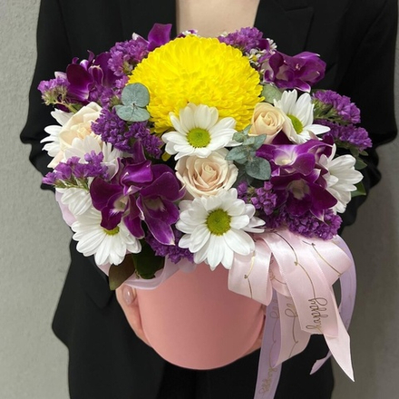 Орхидеи в коробке с хризантемами