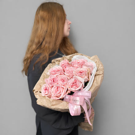 Букет из пионовидных роз Пинк Охара (Pink Ohara) 11 штук в крафте