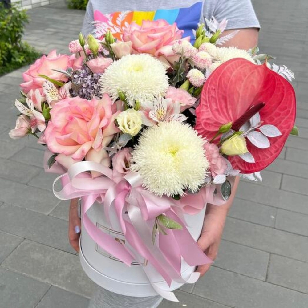 Французские розы в коробке с антуриумом, эустомой, хризантемой и альстромерией